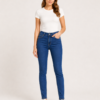 Ženske slim fit farmerke - model 066-1 Ženske slim fit farmerke u teget boji, idealne za moderan izgled i celodnevnu udobnost.