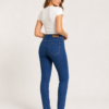 Ženske slim fit farmerke model 066-2 Ženske slim fit farmerke plave boje, prate liniju tela i ističu figuru.
