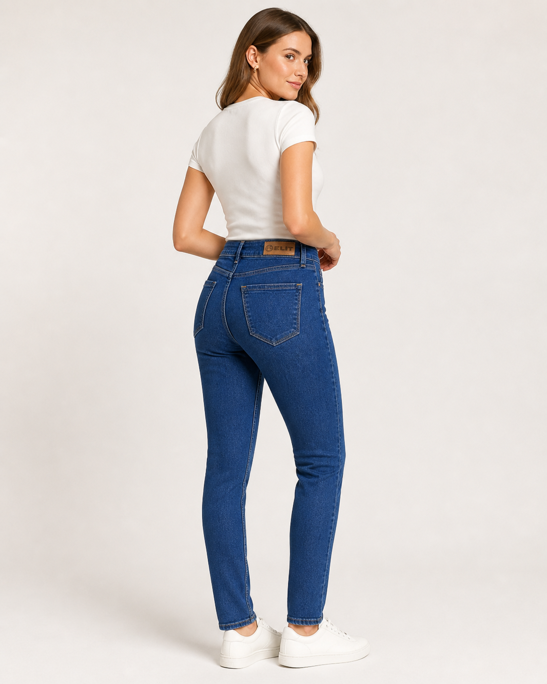 Ženske slim fit farmerke plave boje, prate liniju tela i ističu figuru.