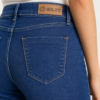 Ženske slim fit farmerke - model 066-3 Ženske slim fit farmerke u tamno plavoj boji, elegantne i moderne.