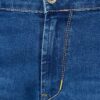 Detalj muških slim fit farmerki - plavi teksas, sa žutim štepovima i metalnim dugmetom.