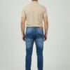 Muške Slim Fit farmerke - Plavi teksas, pogled od pozadi, moderan stil.