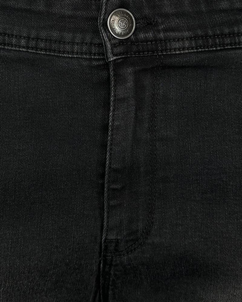 Crne Slim Fit Farmerice - Prednja strana Krupni plan prednjeg dela farmerica i ELIT dugme.