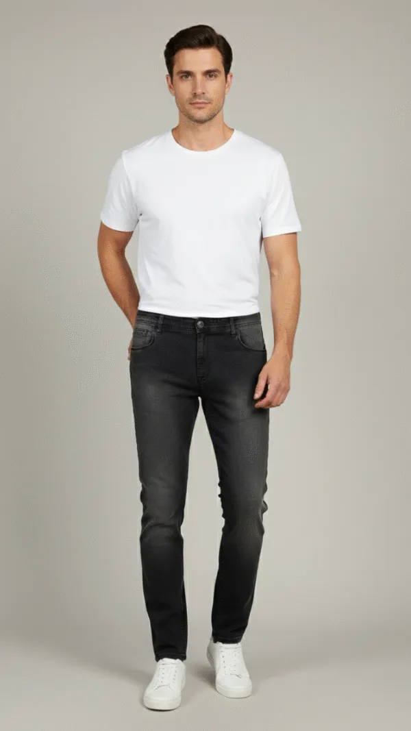 Elit Muške Crne Farmerice - Prednja Strana Muški model nosi crne slim fit farmerice brenda Elit i belu majicu