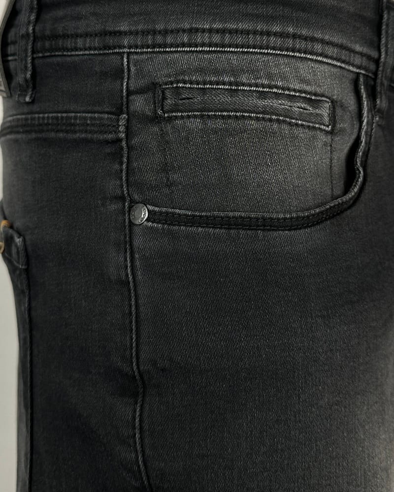 Detalj Džepa - Crne Muške Farmerice Detalj prednjeg džepa na crnim muškim teksas farmericama