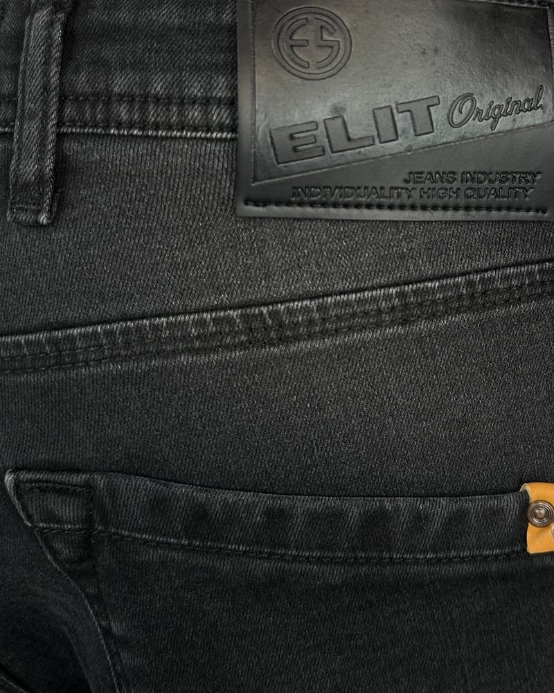 Elit Original Etiketa na Farmericama Krupni plan kožne Elit Original etikete na crnim farmericama