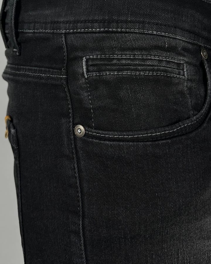 Crne fermerke slim fit Krupni plan prednjeg džepa i materijala na crnim muškim farmerkama.