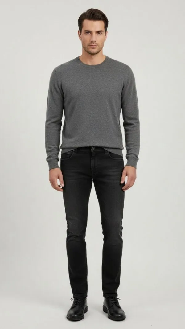 Crne fermerke slim fit Muški model nosi crne slim fit farmerke marke Elit- pogled spreda.