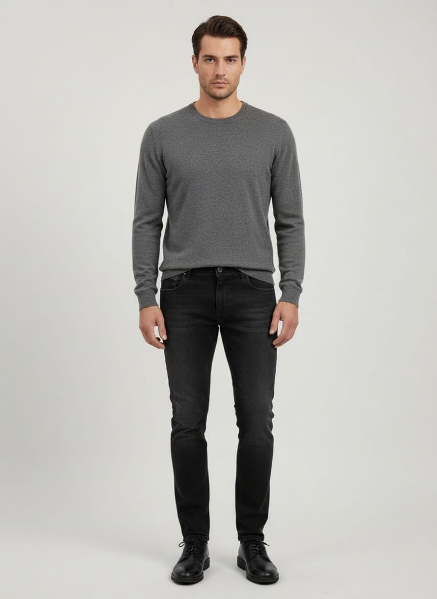 Crne fermerke slim fit Muški model nosi crne slim fit farmerke marke Elit- pogled spreda.