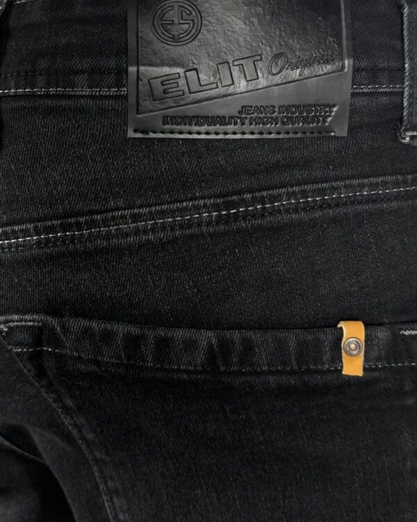 Kožna etiketa sa ELIT logom na zadnjem džepu crnih farmerki.