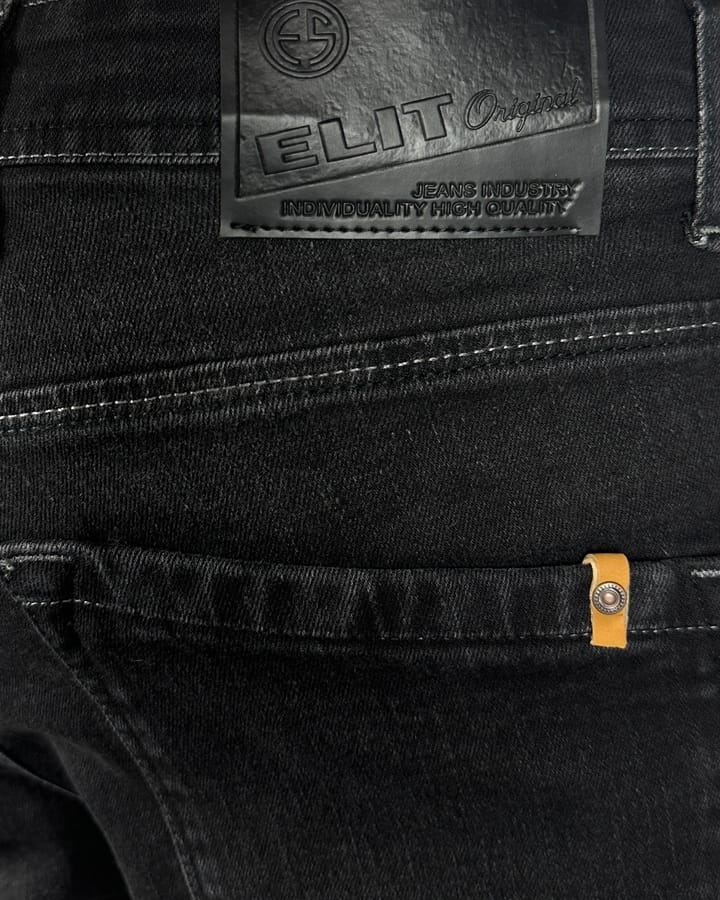 Crne fermerke slim fit Kožna etiketa sa ELIT logom na zadnjem džepu crnih farmerki.