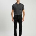 Elit crne muške farmerke slim fit na modelu