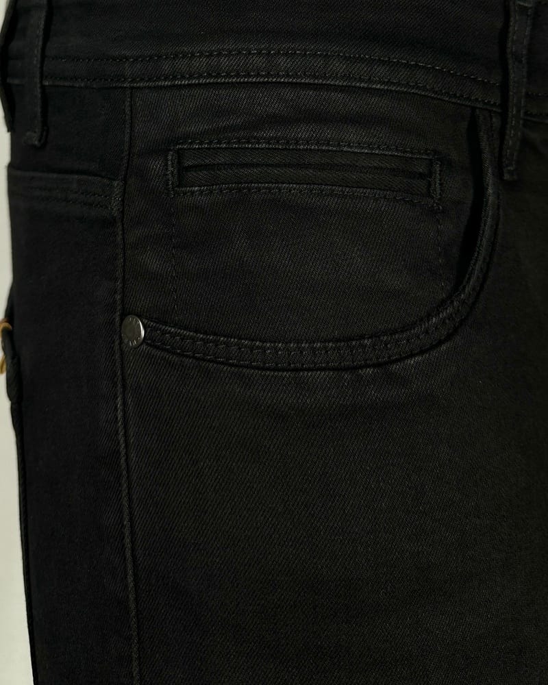 prednji dzep crnih farmerica