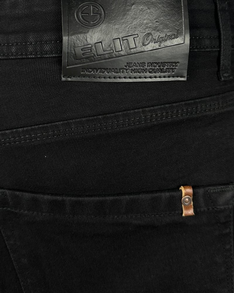 Muškarac nosi Elit slim fit farmerke sa sivom polo majicom - pogled spreda.