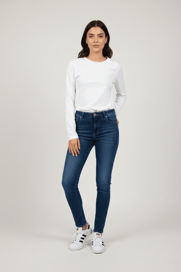 Ženske farmerke sa dubokim strukom, slika ženske osobe