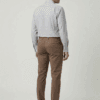 Zadnji pogled na jesenje muške keper pantalone regular fit, braon boje. Elegantne i udobne muške pantalone. Zadnji pogled na jesenje muške keper pantalone regular fit, braon boje. Elegantne i udobne muške pantalone.