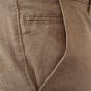 205 Detaljni prikaz džepa na zimskim muškim keper pantalonama regular fit, braon boje.