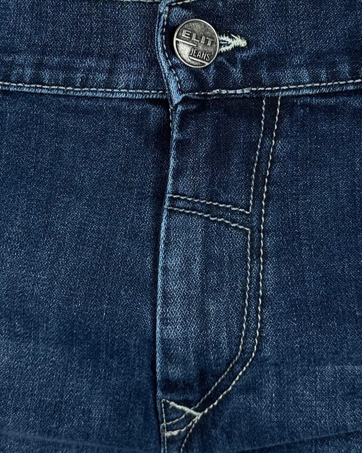 Slika prednjeg dela muške farmerke bez elastina