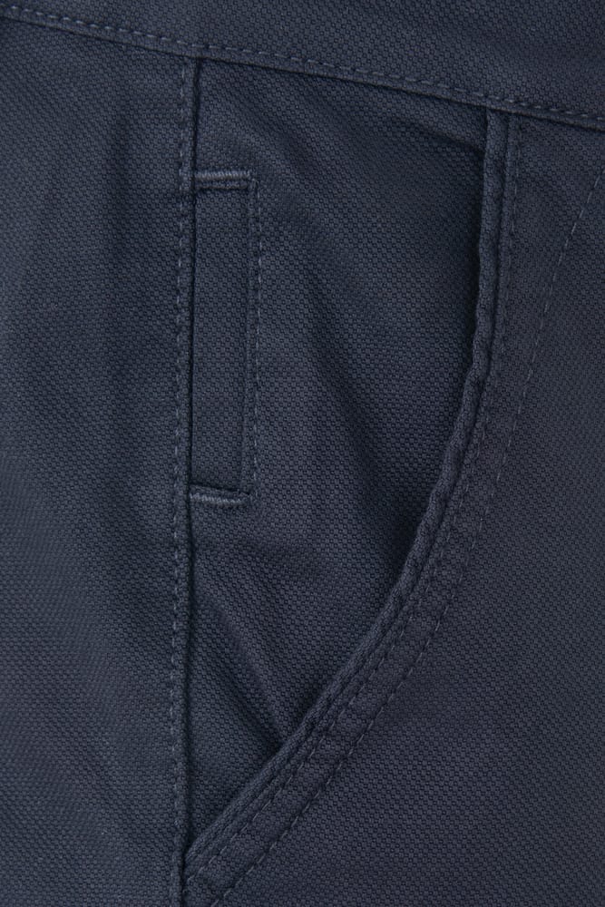 ART 019 (1) Detaljan prikaz džepa na crnim muškim pantalonama slim kroja.