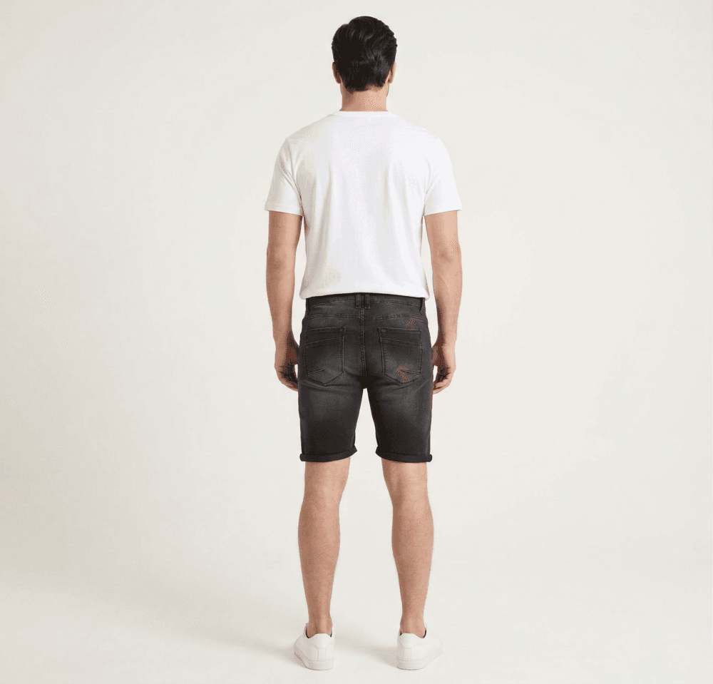 Muški crni teksas šorc - Urban letnji stil, pogled otpozadi. Moderan teksas šorc za muškarce.