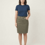 Žena nosi maslinastu suknju dužine 50cm. Elegantna i moderna, idealna za žene.