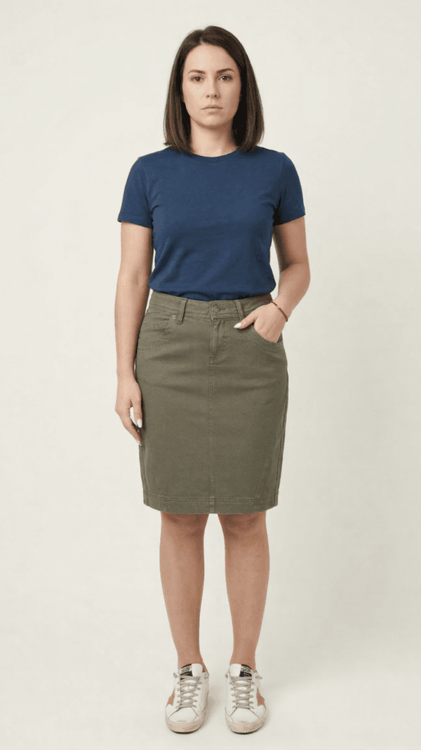 Žena nosi maslinastu suknju dužine 50cm. Elegantna i moderna, idealna za žene.