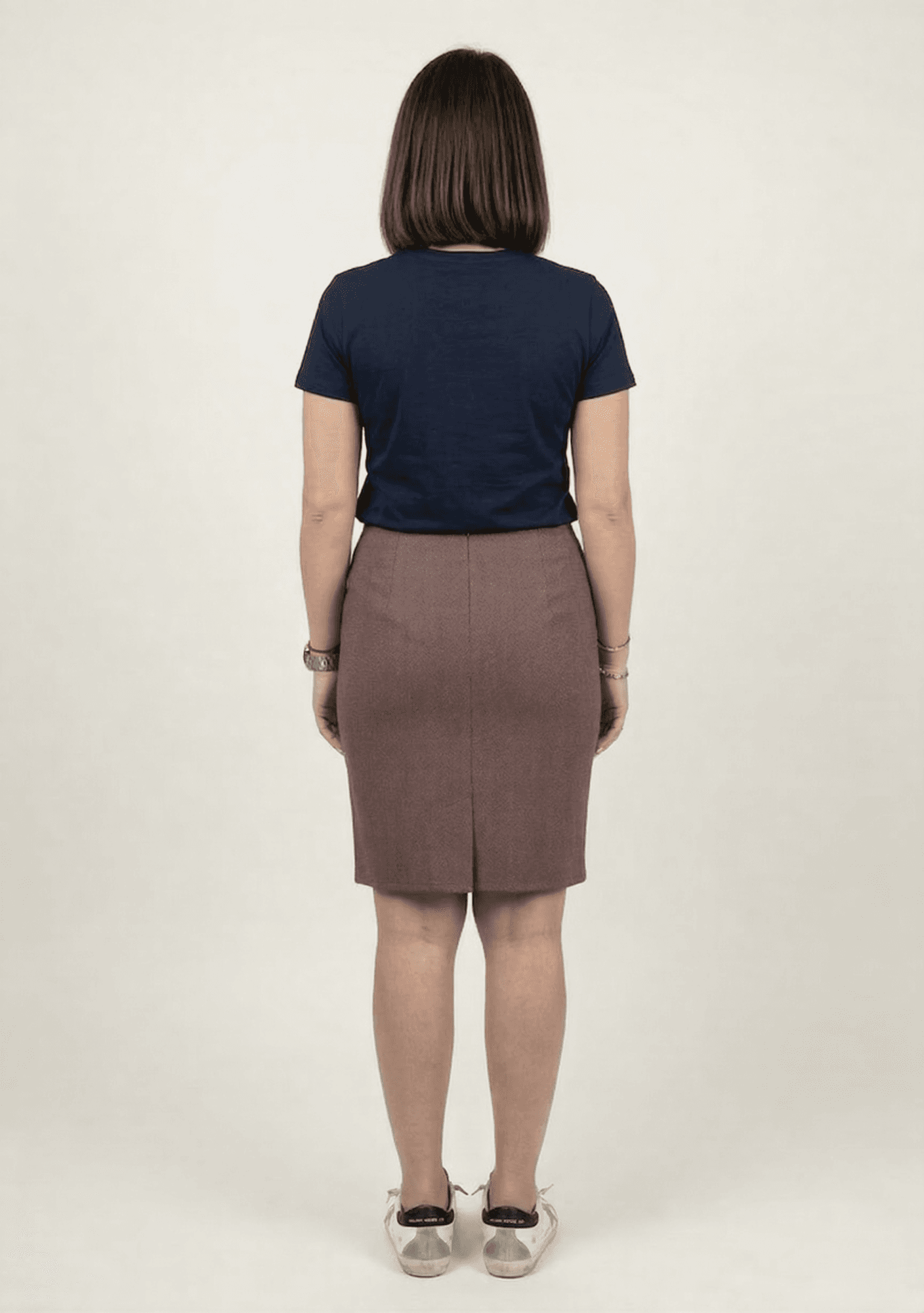 Elegantna bordo suknja dužine 50cm, idealna za žene. Moderna suknja bordo boje, savršena za svaku priliku.