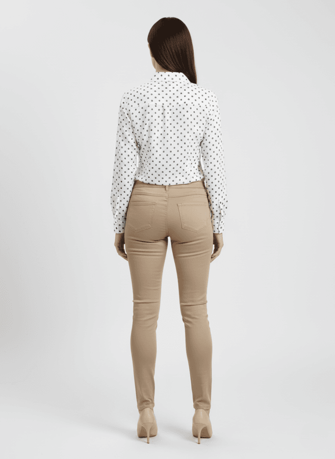 Ženske bež pantalone od kepera Ženske bež pantalone od kepera na manakenki, slika od pozadi