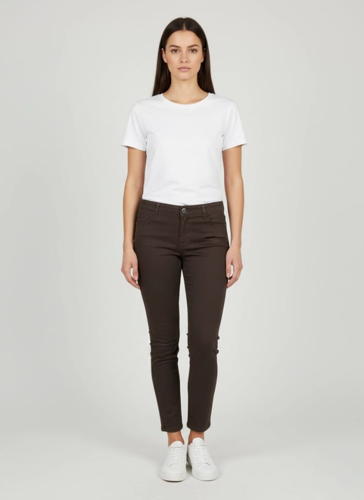 Braon ženske pantalone od kepera Braon ženske pantalone od kepera, slika na modelu