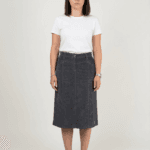 Žena nosi sivu keper suknju dužine 70cm. Elegantna i moderna suknja za žene.