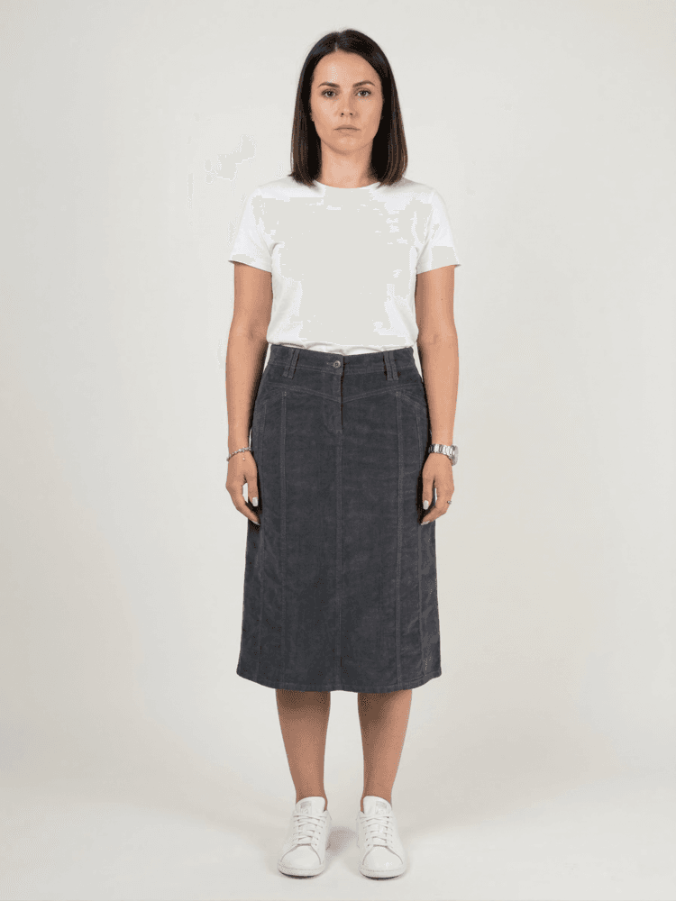 Žena nosi sivu keper suknju dužine 70cm. Elegantna i moderna suknja za žene.