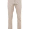 muske pantalone 015 Elegantne letnje muške keper pantalone regular fit kroja u bež boji, idealne za tople dane.