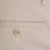 muske pantalone 015 - zadnji dzep Detaljan prikaz bež letnje muške keper pantalone regular fit, sa džepom i dugmetom. Idealne pantalone za tople dane.