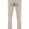 muske pantalone 015_1 Zadnji pogled na letnje muške keper pantalone regular fit kroja, bež boje, idealne za opuštene i poslovne prilike.