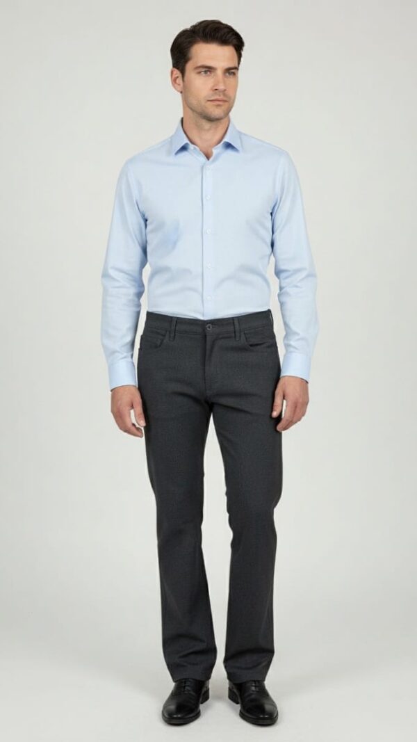 Muške sive pantalone na modelu široka nogavica