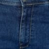 Detalj prednjeg dela na plavim slim fit farmericama