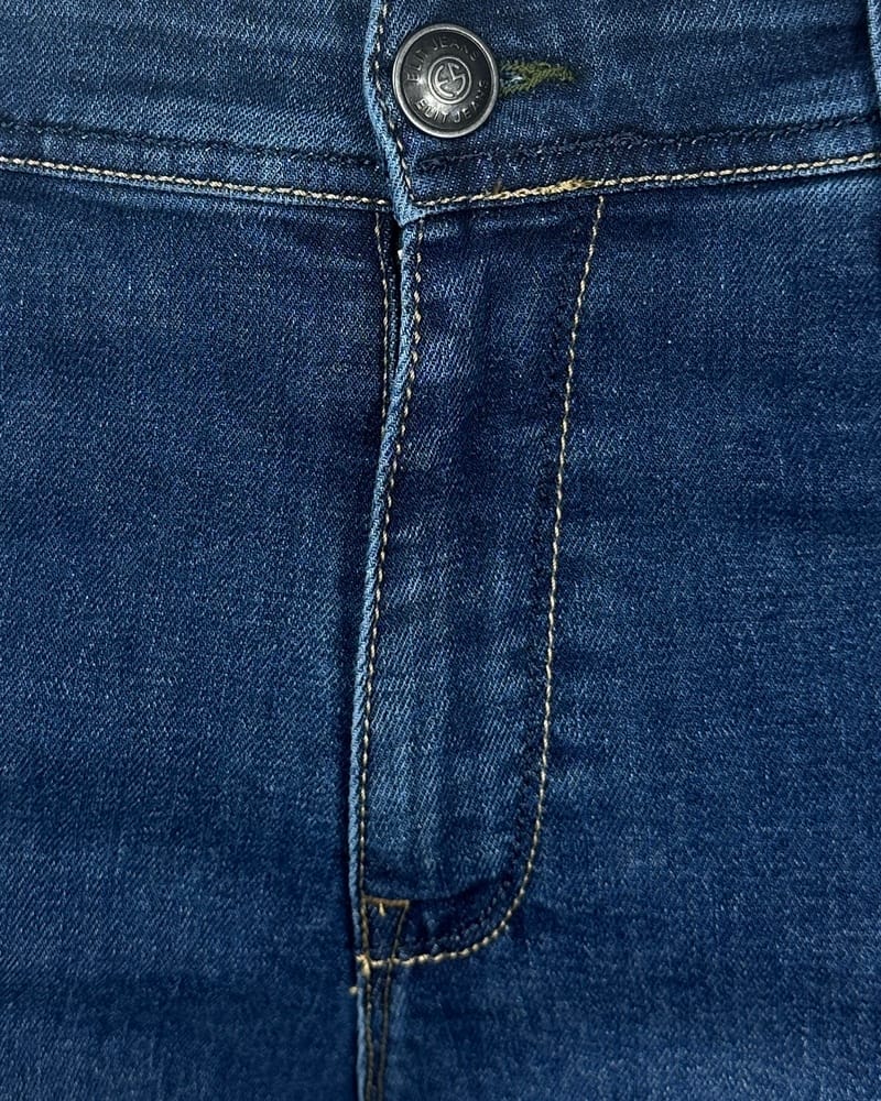 Detalj prednjeg dela na plavim slim fit farmericama