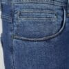 Detalj prednjeg džepa na plavim slim fit farmericama