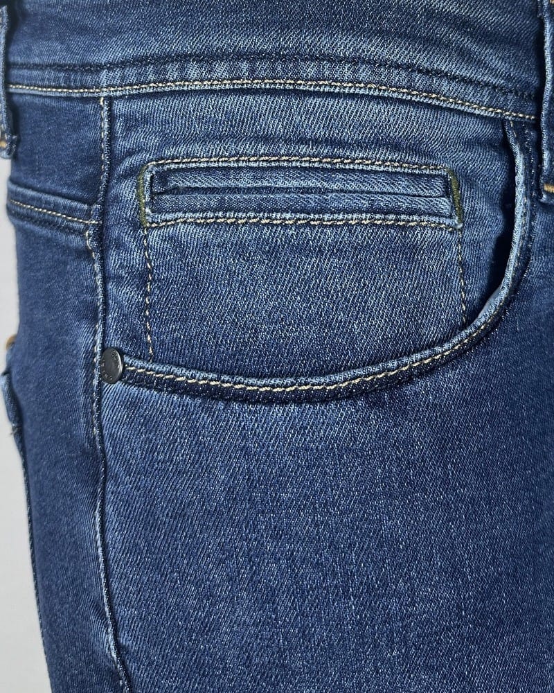 Detalj prednjeg džepa na plavim slim fit farmericama