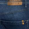 Detalj zadnjeg džepa na plavim slim fit farmericama