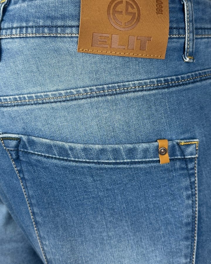 Krupni plan materijala i zadnjeg džepa na svetlo plavim