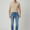 Svetlo plave slim fit farmerke Elit Muški model nosi svetlo plave slim fit farmerke brenda Elit