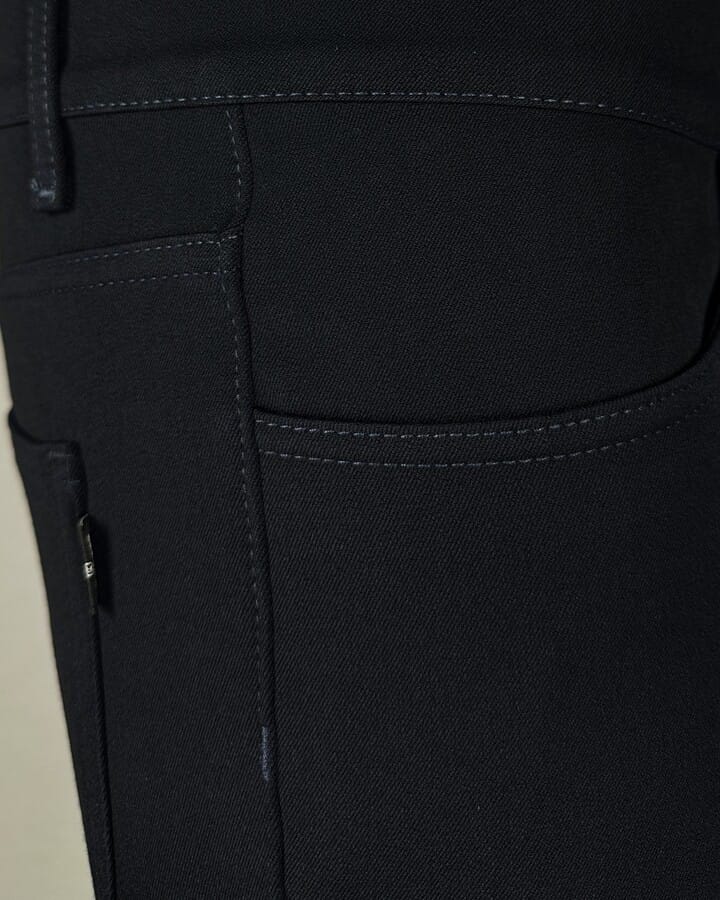 Muske regular fit pantalone u teget boji, slika prednjeg džepa