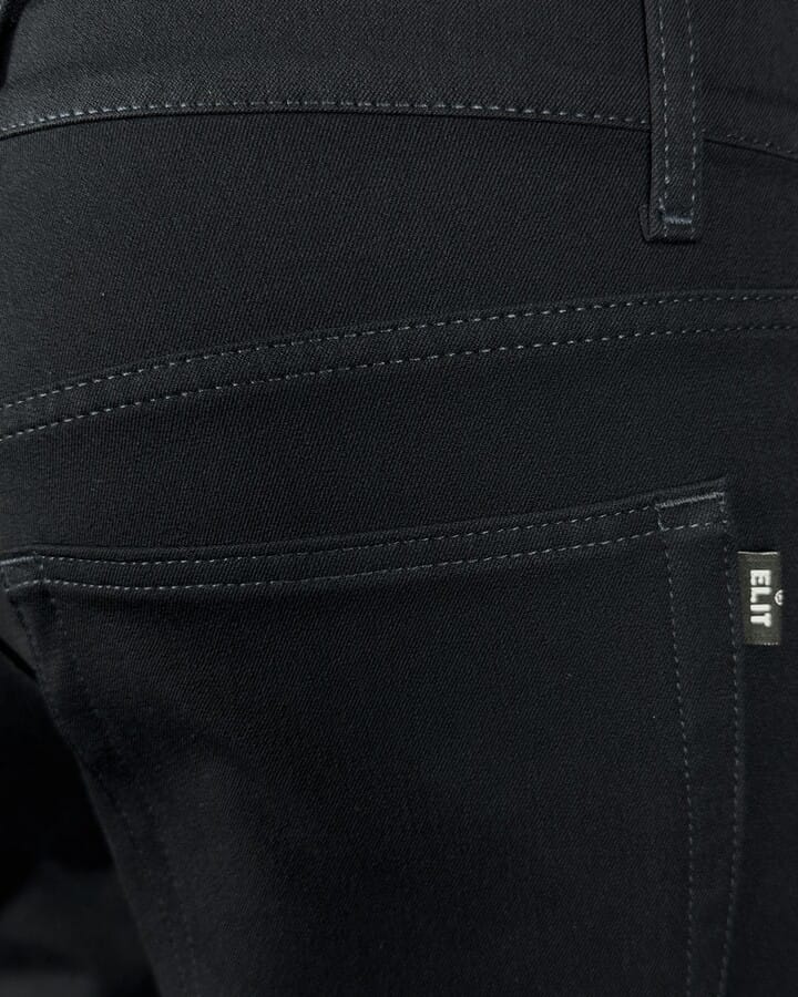 Muske regular fit pantalone u teget boji, slika džepa