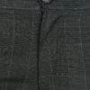 Detalj kariranih muških pantalona slim fit kroja, sa dugmetom. Elegantne i moderne.