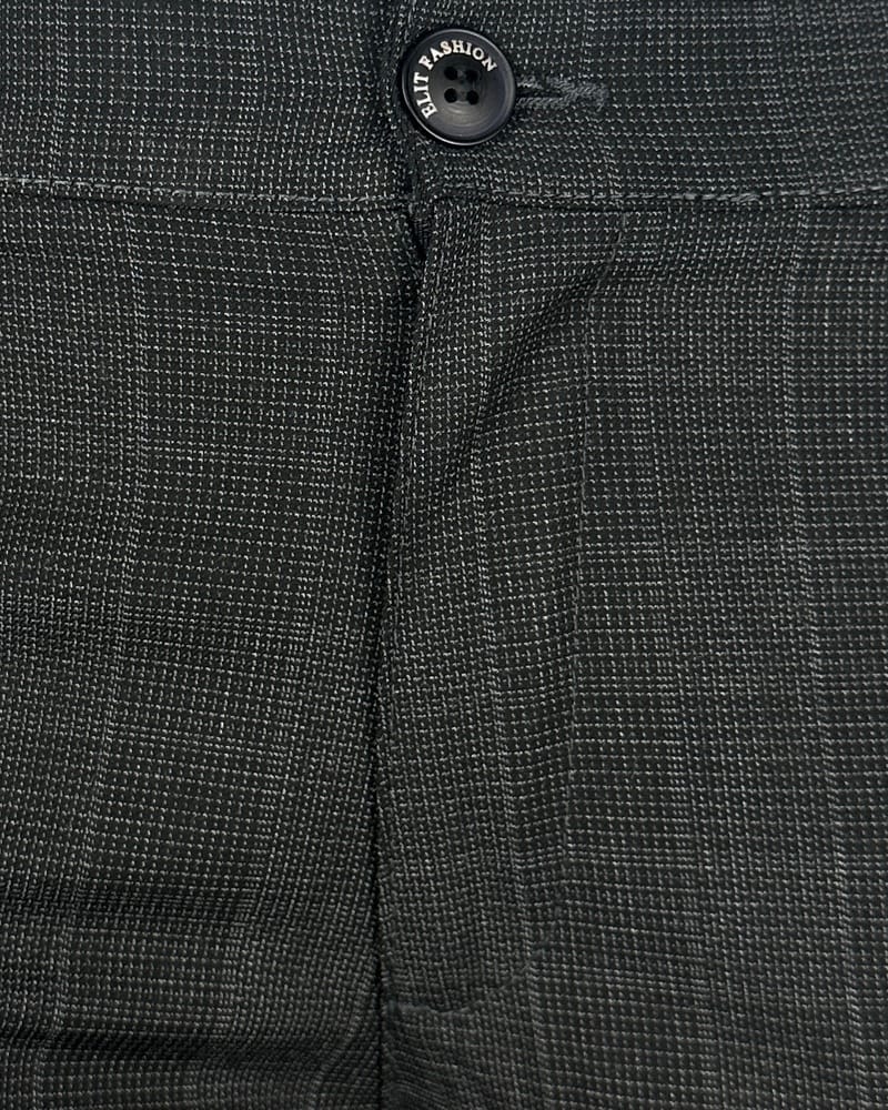 Detalj kariranih muških pantalona slim fit kroja, sa dugmetom. Elegantne i moderne. Detalj kariranih muških pantalona slim fit kroja, sa dugmetom. Elegantne i moderne.