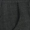 Detalj karirane muške pantalone slim fit, sive boje sa džepom. Elegantne pantalone za muškarce.