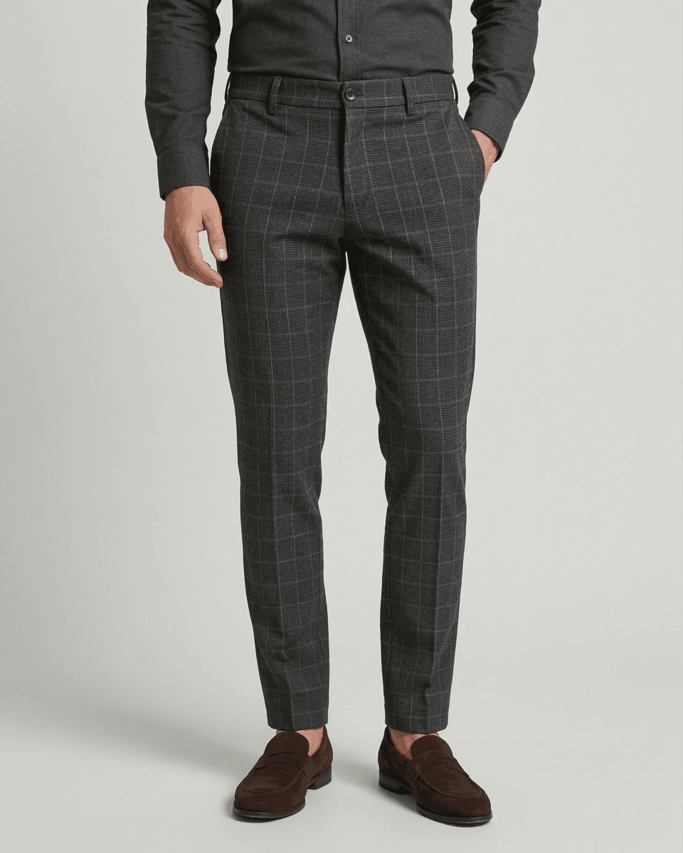 Karirane muške pantalone Slim Fit kroja, sive boje sa diskretnim kariranim uzorkom.