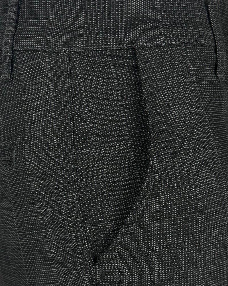 Detalj karirane muške pantalone slim fit, sive boje sa džepom. Elegantne pantalone za muškarce. Detalj karirane muške pantalone slim fit, sive boje sa džepom. Elegantne pantalone za muškarce.