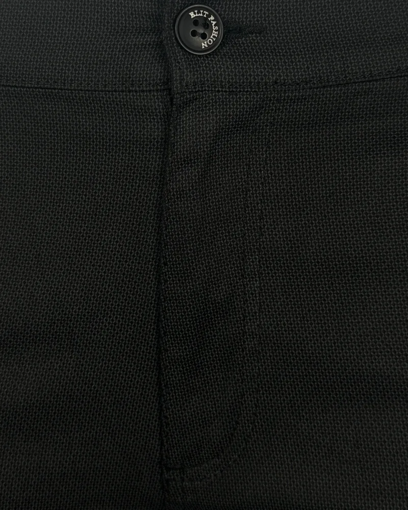 Detaljan prikaz elegantnih muških pantalona sa teksturom, regular fit kroja. Detaljan prikaz elegantnih muških pantalona sa teksturom, regular fit kroja.